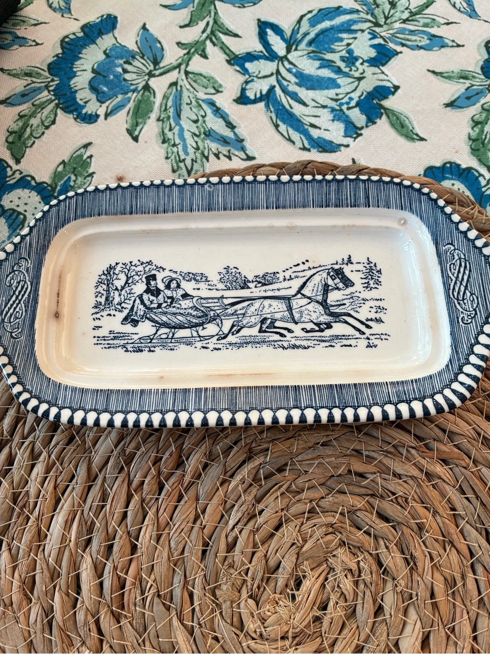 Vintage 2-piece butter dish Royal China blue & white Currier & Ives pattern. - Picture 3 of 3